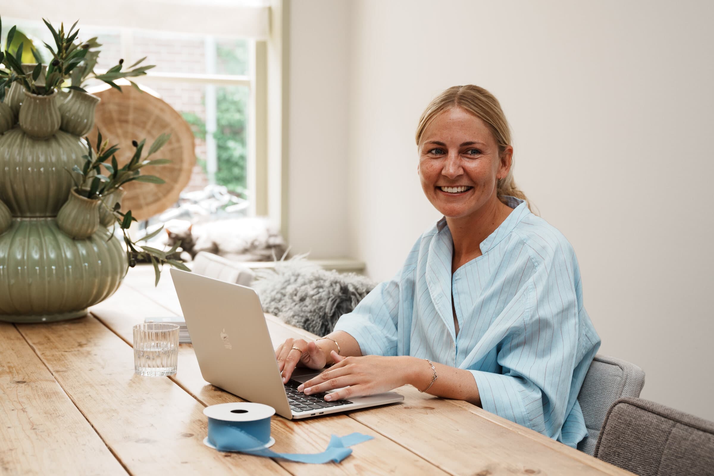 Nikki werkt een interieurplan uit achter haar laptop