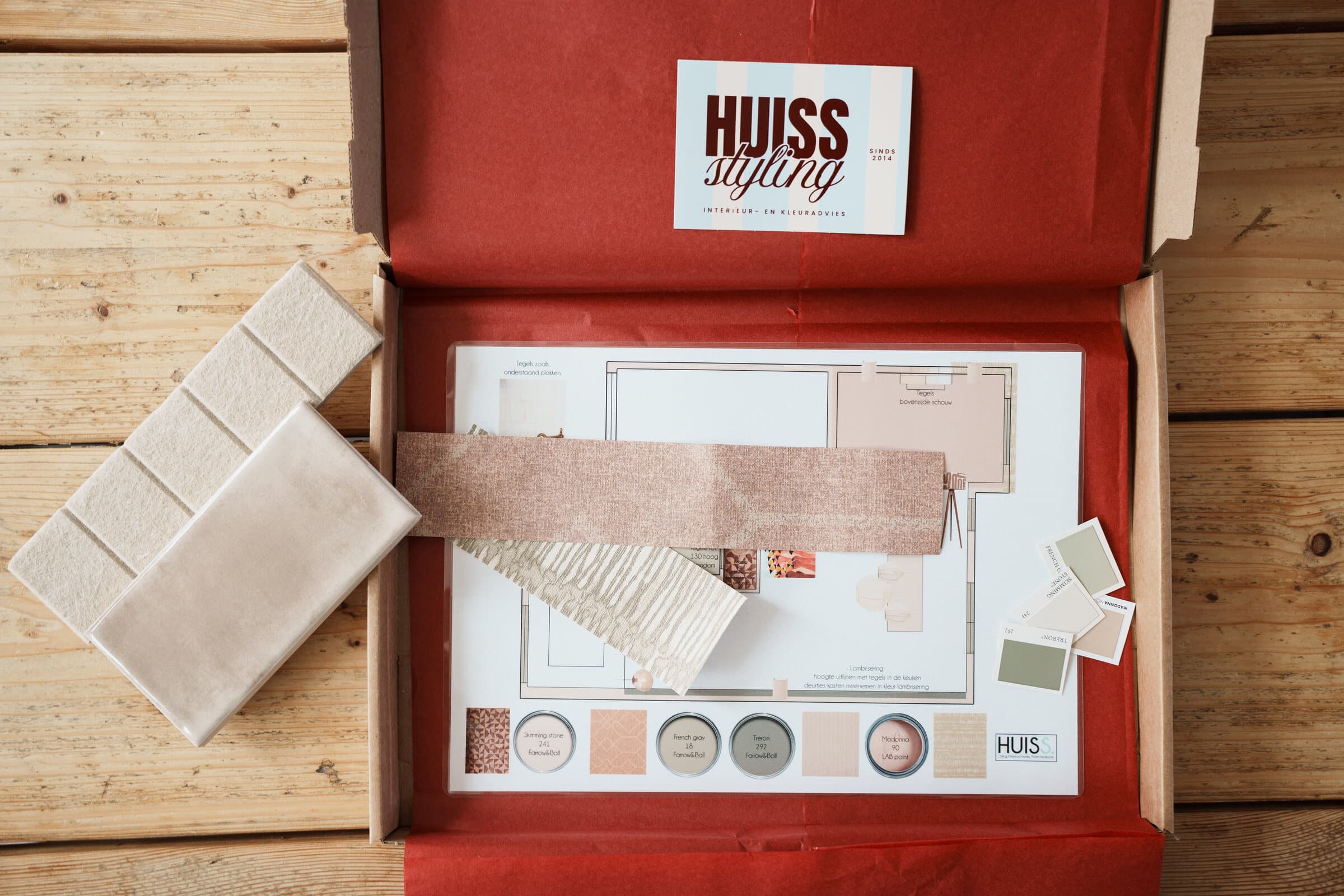 Geopende moodbox met stalen, kleuren en materialen