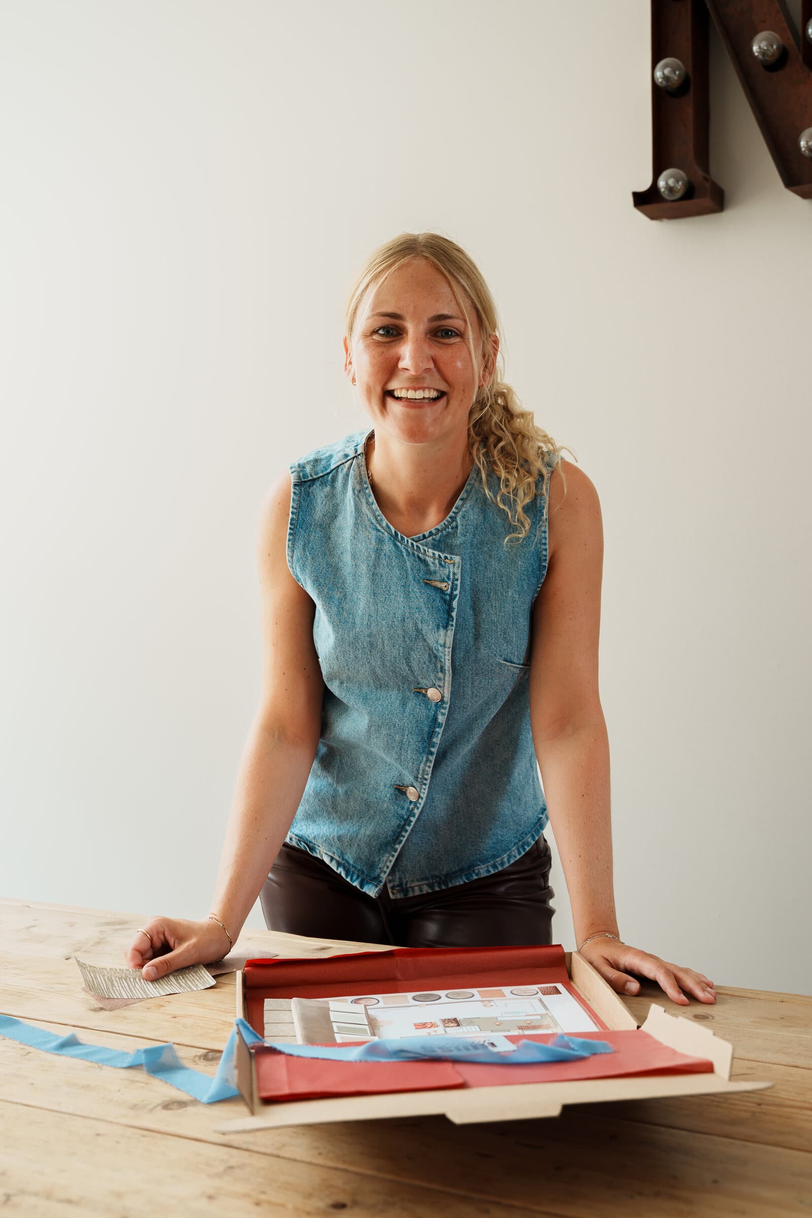 Nikki aan tafel met een moodbox vol stalen en kleuren