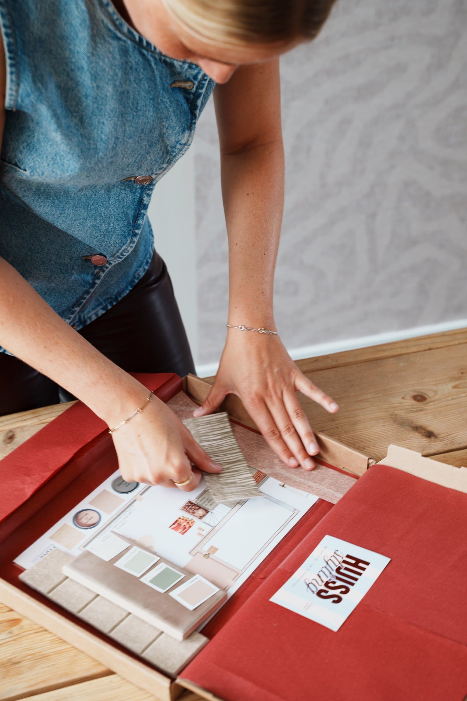 Nikki pakt een moodbox in met stalen, kleuren en het plan