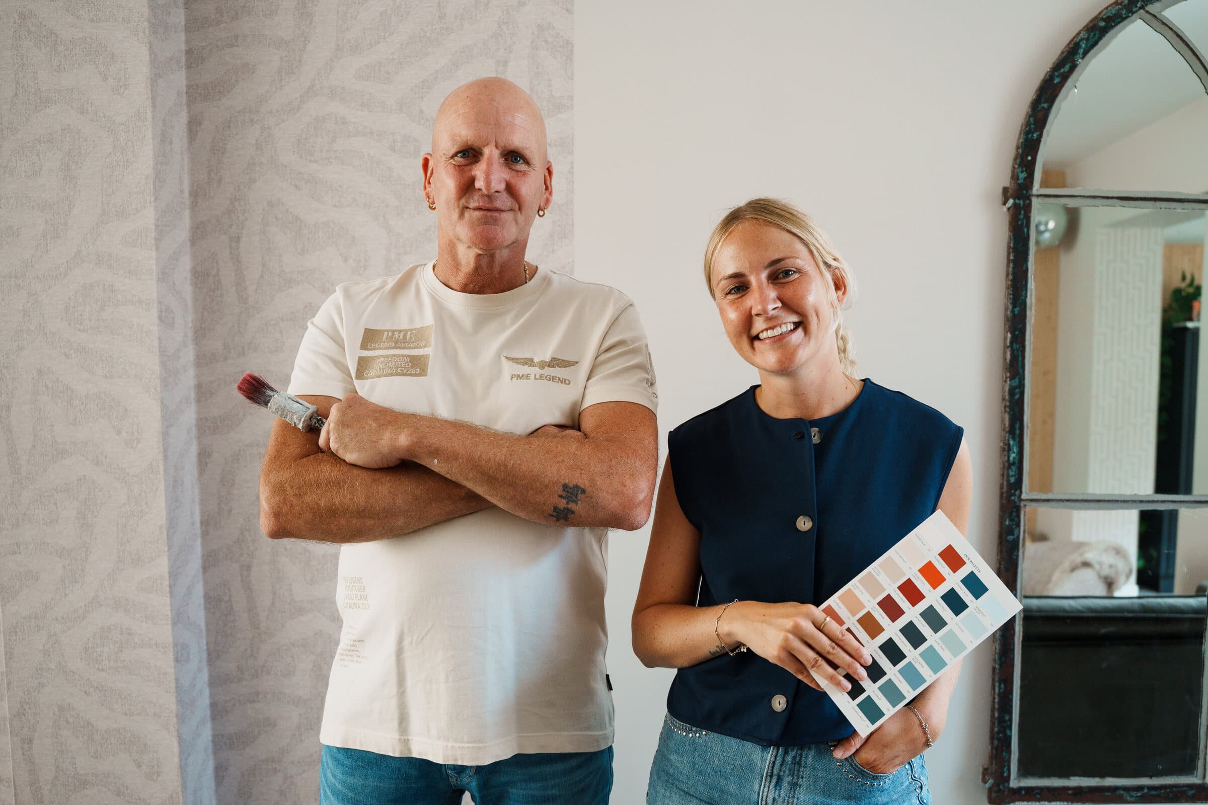 Nikki Fischer en haar vader Leen van Fischer schilderwerk met een kleurenkaart