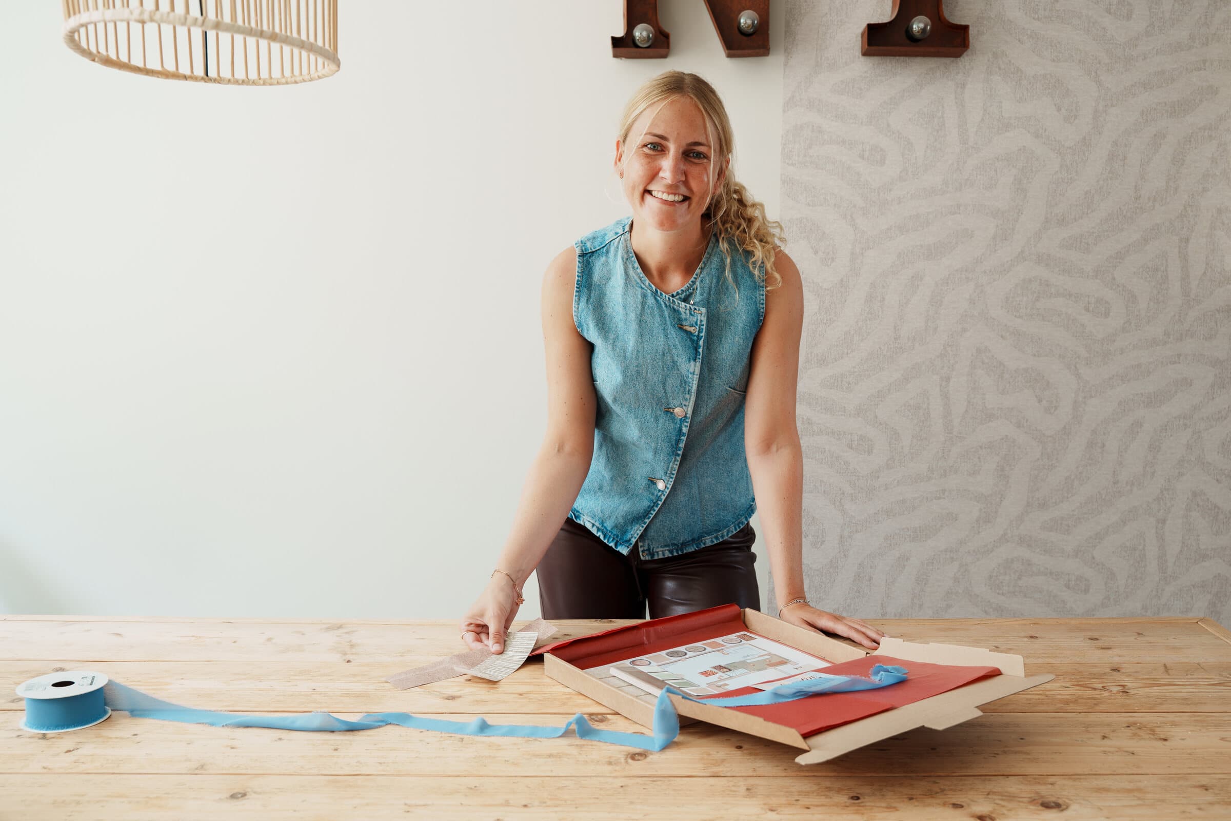 Nikki aan tafel met een moodbox vol stalen en kleuren