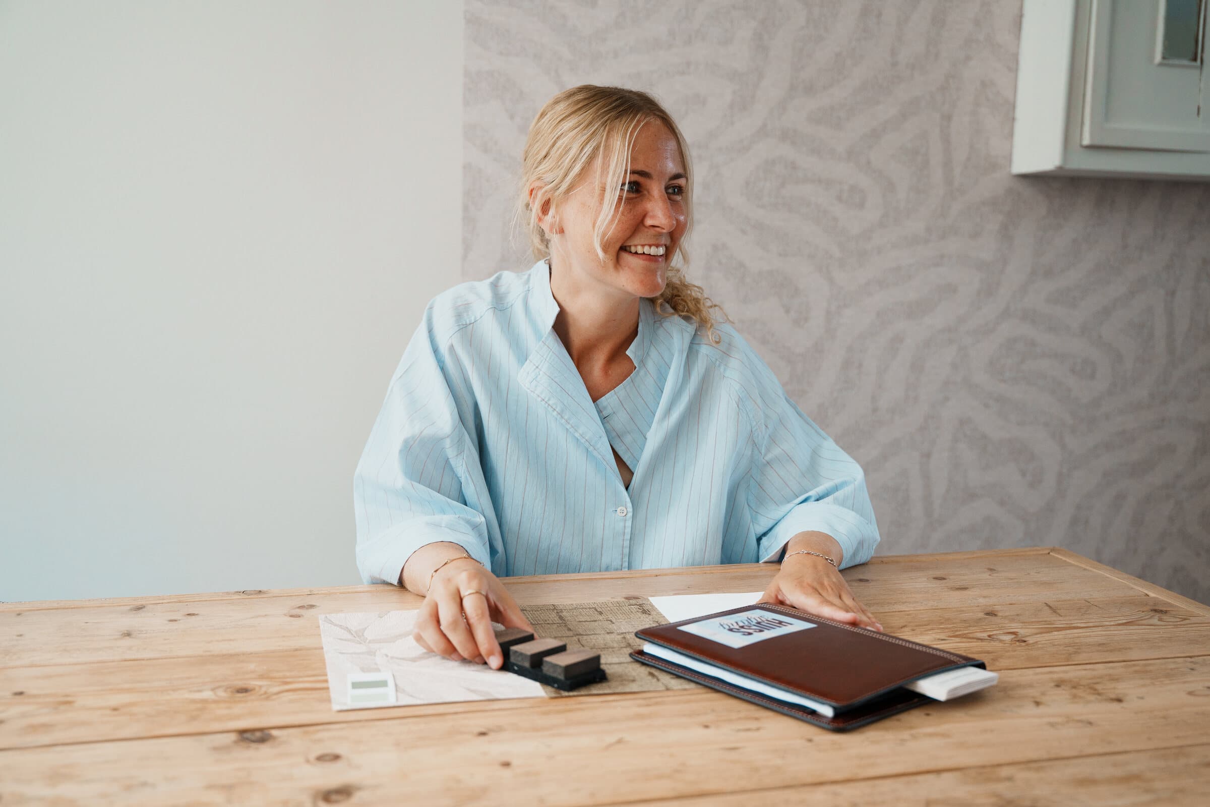Nikki Fischer aan tafel tijdens een adviesgesprek