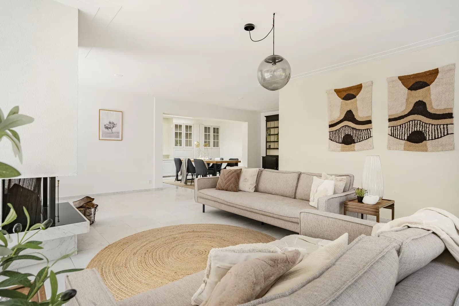 Gestylede woonkamer van een villa in Bergen, klaar voor de verkoopfoto's