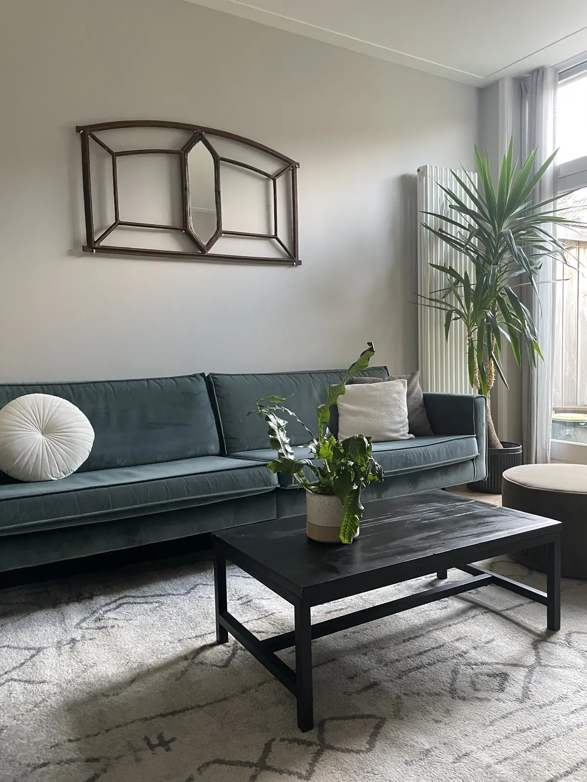 De zithoek voor de make-over, met een groene fluwelen bank en een zwarte salontafel